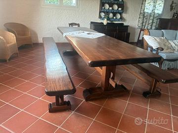 tavolo  legno massiccio   completo di panche come