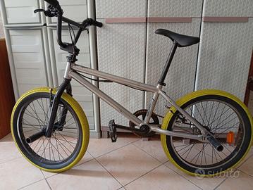 bici BMX - wipe colore argento con ruote gialle 