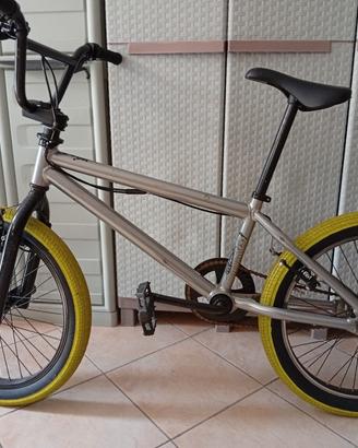 bici BMX - wipe colore argento con ruote gialle 