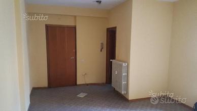 Negozio / ufficio e monolocale via Mazzini Sondrio