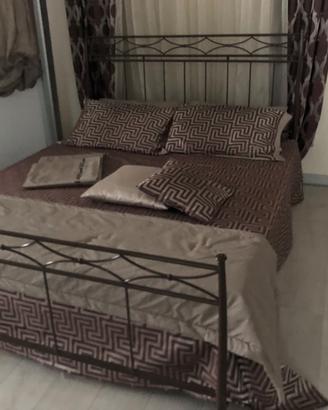 Letto in ferro battuto con materasso e comodino