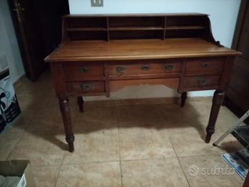 Scrivania vintage in legno