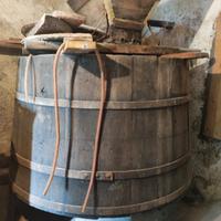 pigiatrice in legno e tino per fermentazione vino