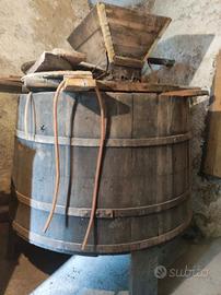 pigiatrice in legno e tino per fermentazione vino