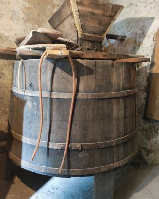pigiatrice in legno e tino per fermentazione vino