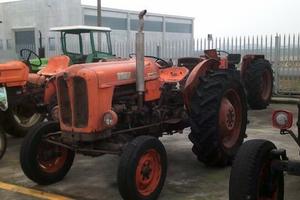 Trattore agricolo mod. fiat 411r