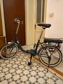Bici pieghevole a pedalata assistita come nuova