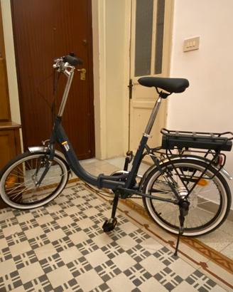 Bici pieghevole a pedalata assistita come nuova
