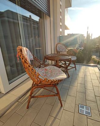 Tavolino in vimini con 2 sedie per giardino