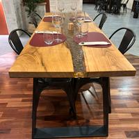 Tavoli in legno e resina epossidica su misura.