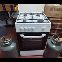 cucina a gas con due bombole di gas