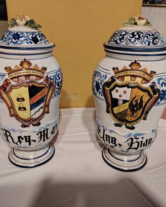 Coppia di vasi da farmacia / spezieria in maiolica