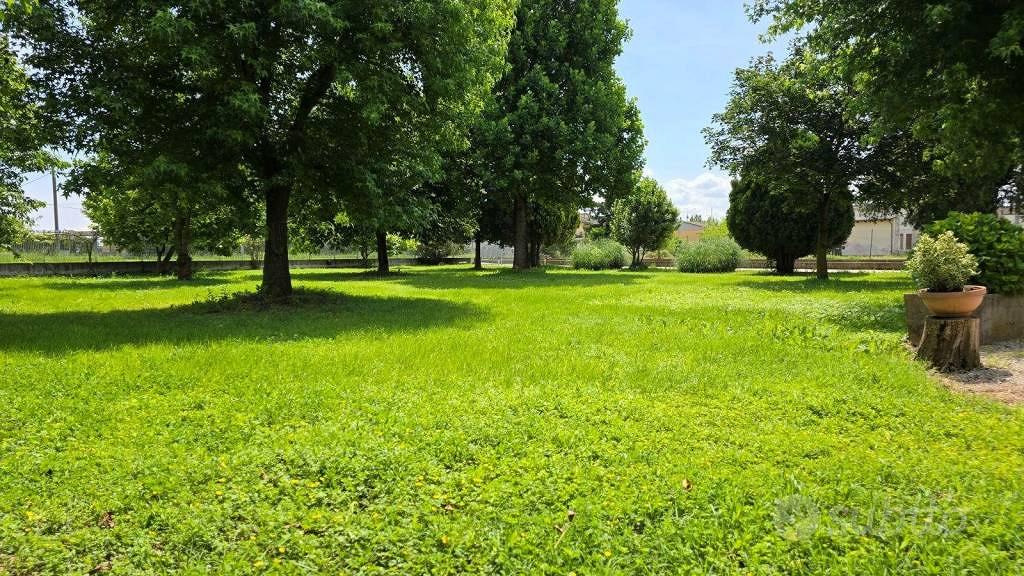 Rustico / Casale di 370 m² con più di 5 locali e b - Altro