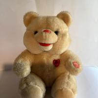 Orsetto in peluche con il cuore