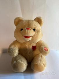 Orsetto in peluche con il cuore