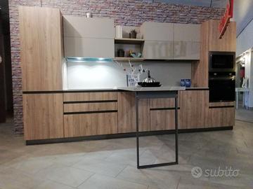 cucina con anta in legno impiallacciato