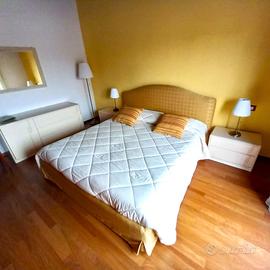 Camera matrimoniale con mobili laccati beige