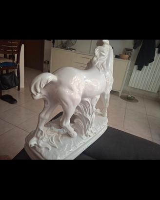 scultura di porcellana  cavallo con puledro 