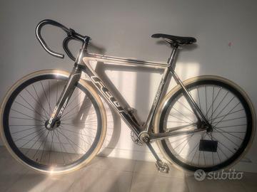 Bici fixed con telaio in carbonio