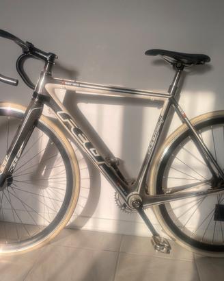 Bici fixed con telaio in carbonio