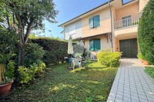 VILLA A SCHIERA CENTRALE A CURTATONE