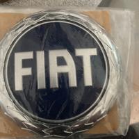 logo Fiat su uno sfondo blu
