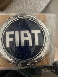 logo Fiat su uno sfondo blu
