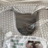 
comodo cuscino per allattamento gemellare,