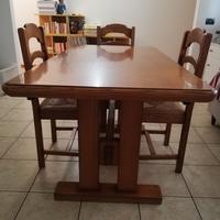 Tavolo in legno massiccio con 4 sedie impagliate