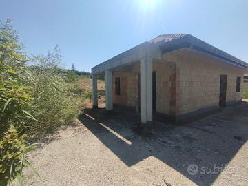 Villetta + terreno 10.000mq