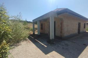 Villetta + terreno 10.000mq