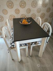 TAVOLO CUCINA PIÙ SEDIE 