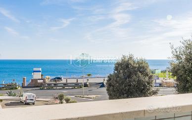 Appartamento con terrazzo fronte mare con possibil