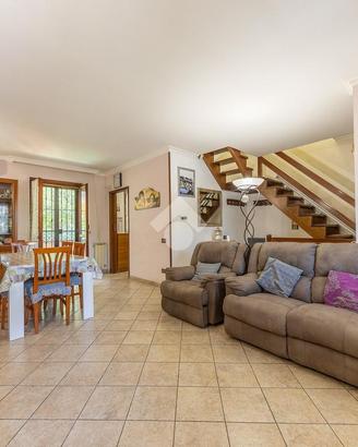 VILLA A SCHIERA A ROMA