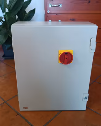 Quadro elettrico standard con sezionatore trifase