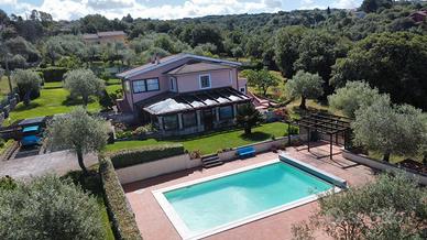 Villa Indipendente con Piscina e Ampio Terreno