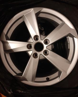 cerchio in lega originale Audi q2  da 17 