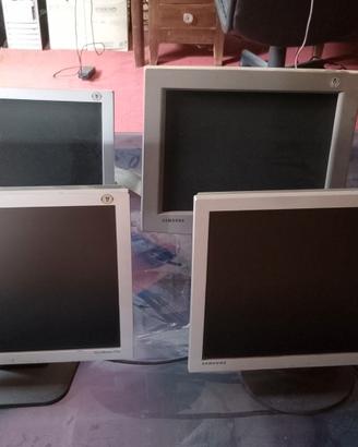 4 Monitor LCD 4:3 Samsung con ingresso VGA