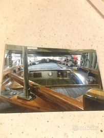 Barca in legno con motore entrobordo.