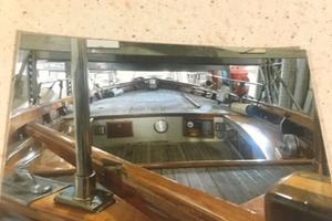 Barca in legno con motore entrobordo.