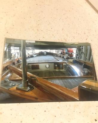 Barca in legno con motore entrobordo.