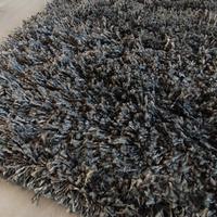 Tappeto a pelo lungo grigio