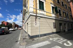 NEGOZIO A GENOVA