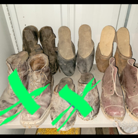 Scarpe e zoccoli antichi con suole chiodate