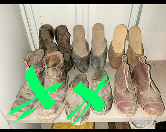 Scarpe e zoccoli antichi con suole chiodate