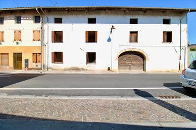 CASA SEMINDIPENDENTE A SANTA MARIA LA LONGA