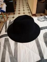 cappello nero in feltro,con falda modellabile