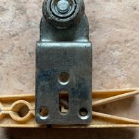Piastra staffa guida per porte scorrevoli