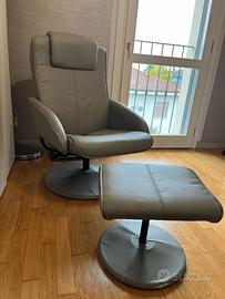 Poltrona con poggiapiedi e tavolino