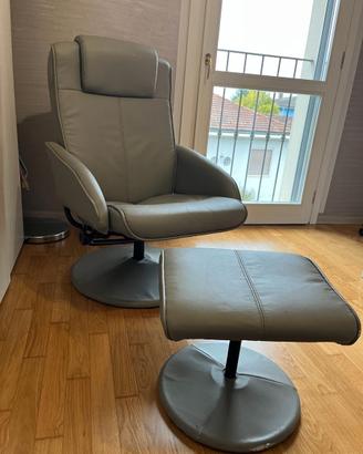 Poltrona con poggiapiedi e tavolino